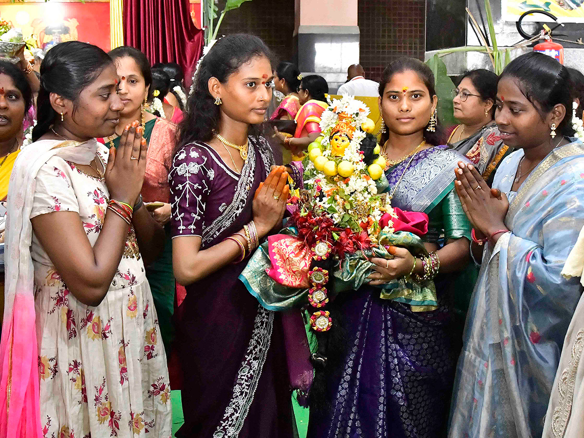 Devotional_20_20Shakambari_20Utsavam_20at_20Indrakeeladri_20in_20Vijayawada__20_283_29.jpg 3