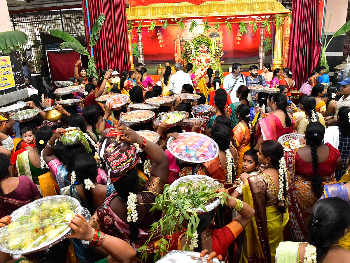 Devotional_20_20Shakambari_20Utsavam_20at_20Indrakeeladri_20in_20Vijayawada__20_284_29.jpg 4