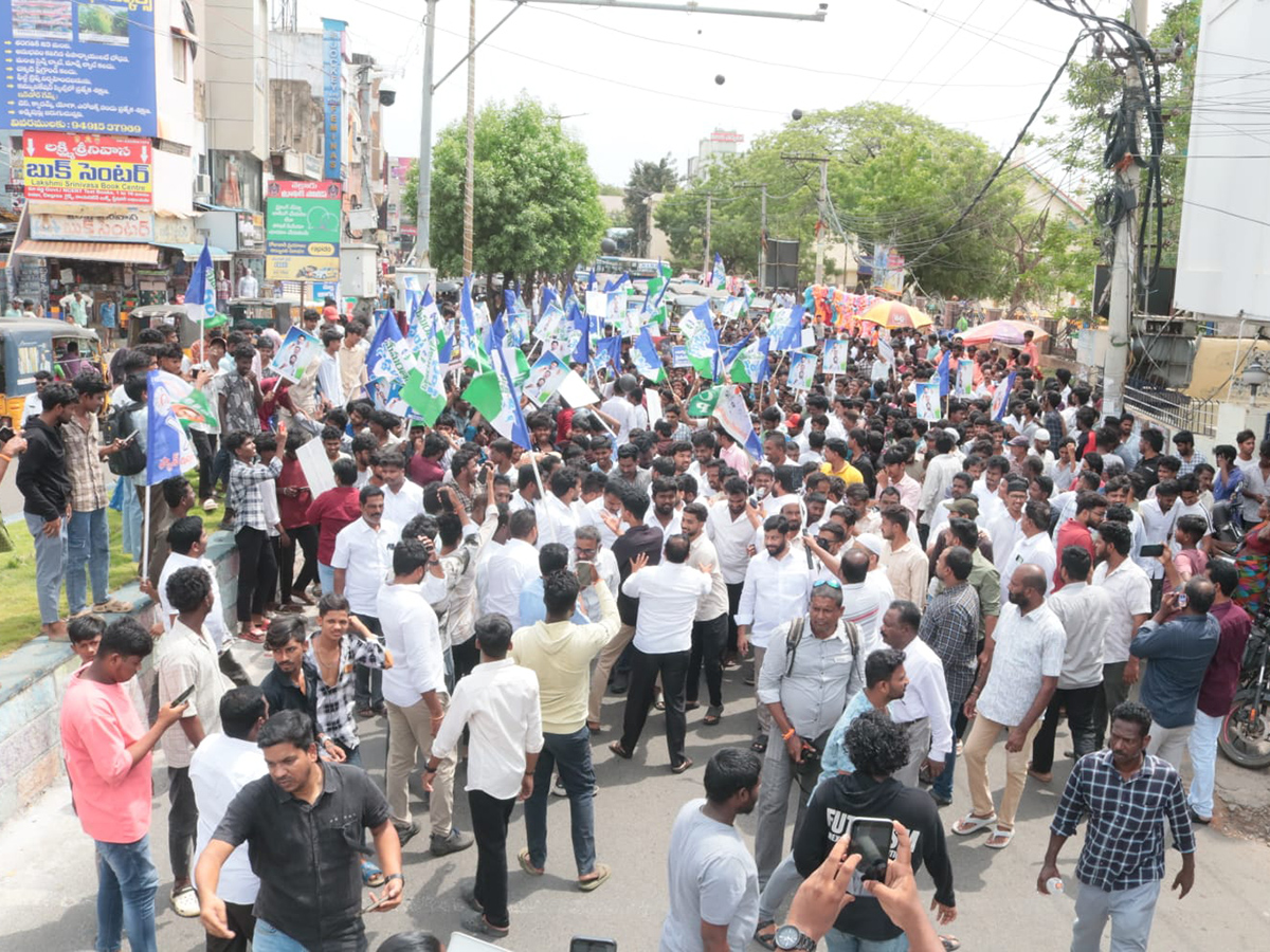 YSRCP_20Protest_20Against_20DSC_20Scam_20HD_20Photos__20_2810_29.jpg 10