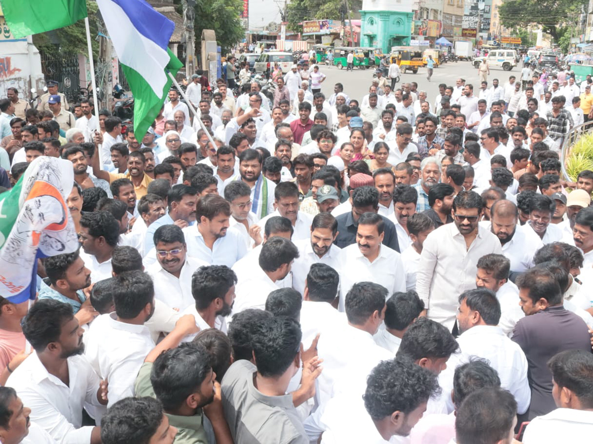 YSRCP_20Protest_20Against_20DSC_20Scam_20HD_20Photos__20_2811_29.jpg 11
