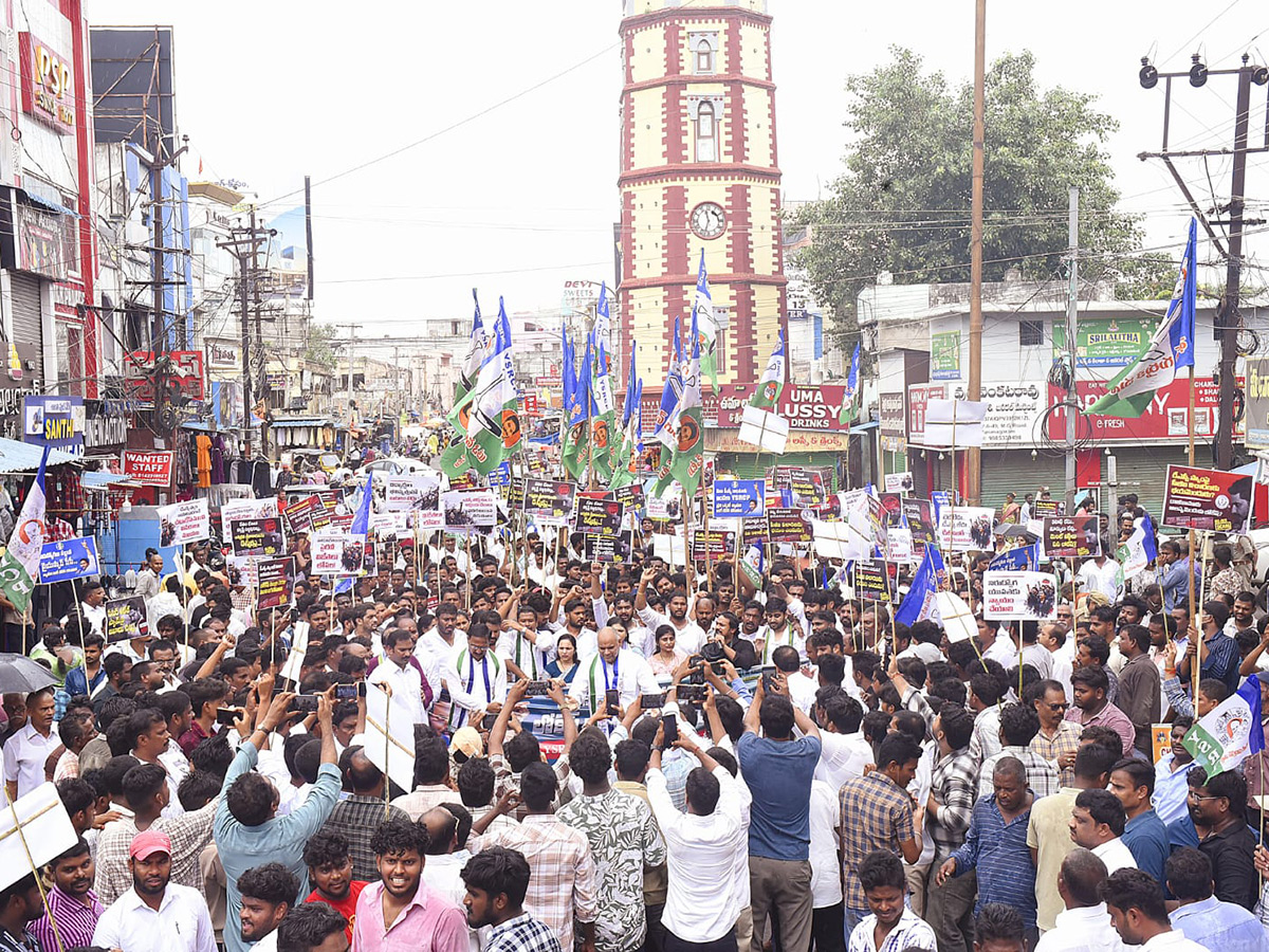 YSRCP_20Protest_20Against_20DSC_20Scam_20HD_20Photos__20_2819_29_1.jpg 18