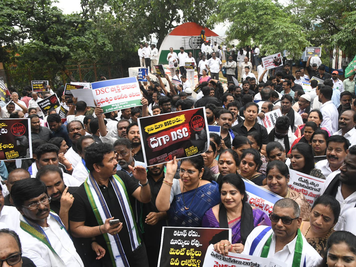 YSRCP_20Protest_20Against_20DSC_20Scam_20HD_20Photos__20_2830_29_1.jpg 29