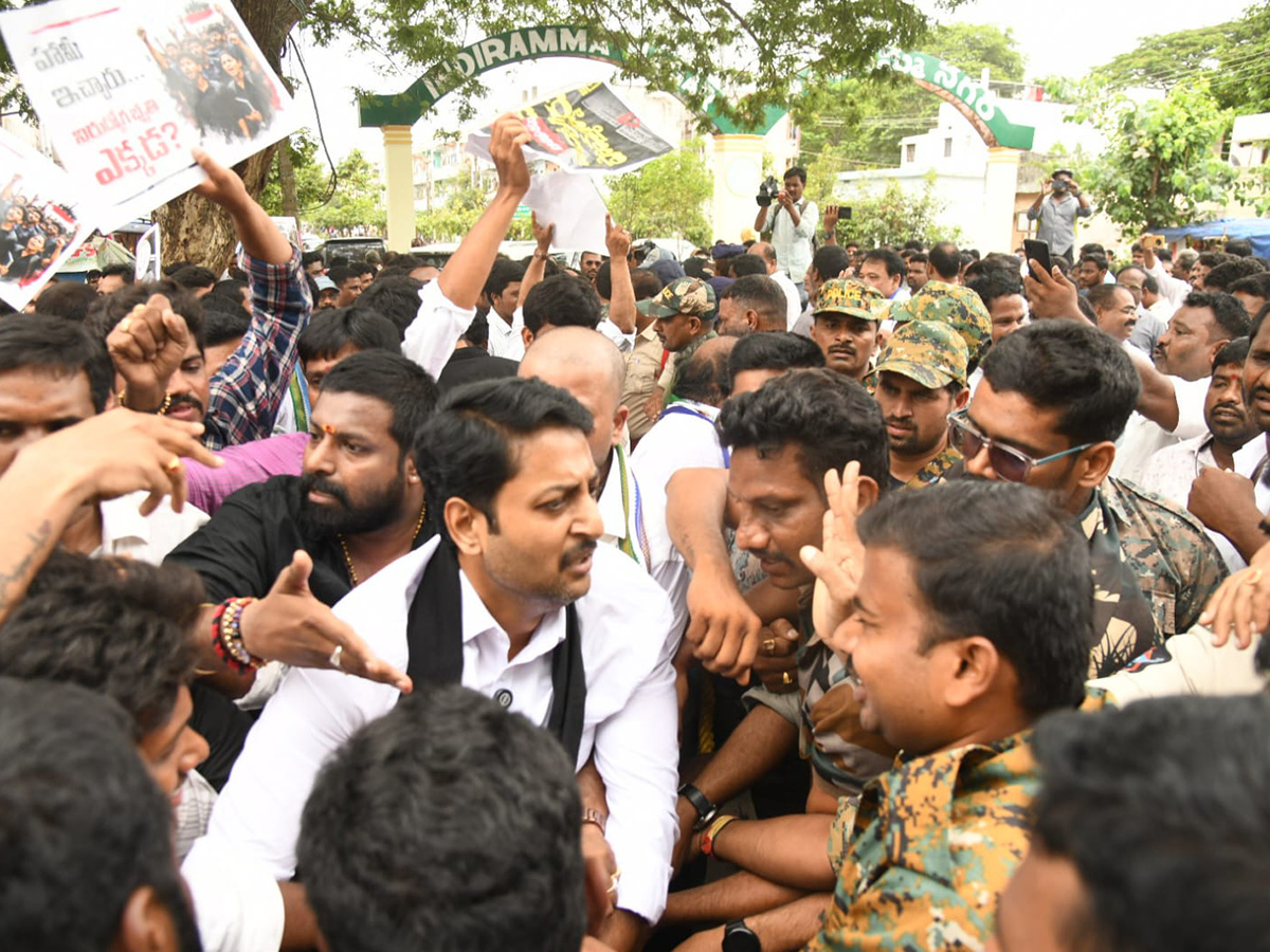 YSRCP_20Protest_20Against_20DSC_20Scam_20HD_20Photos__20_2831_29_1.jpg 30