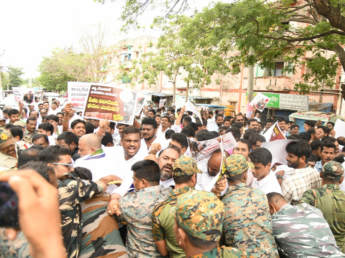 YSRCP_20Protest_20Against_20DSC_20Scam_20HD_20Photos__20_284_29.jpg 4