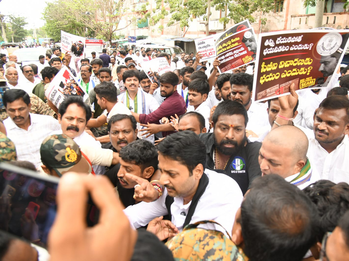 YSRCP_20Protest_20Against_20DSC_20Scam_20HD_20Photos__20_285_29.jpg 5