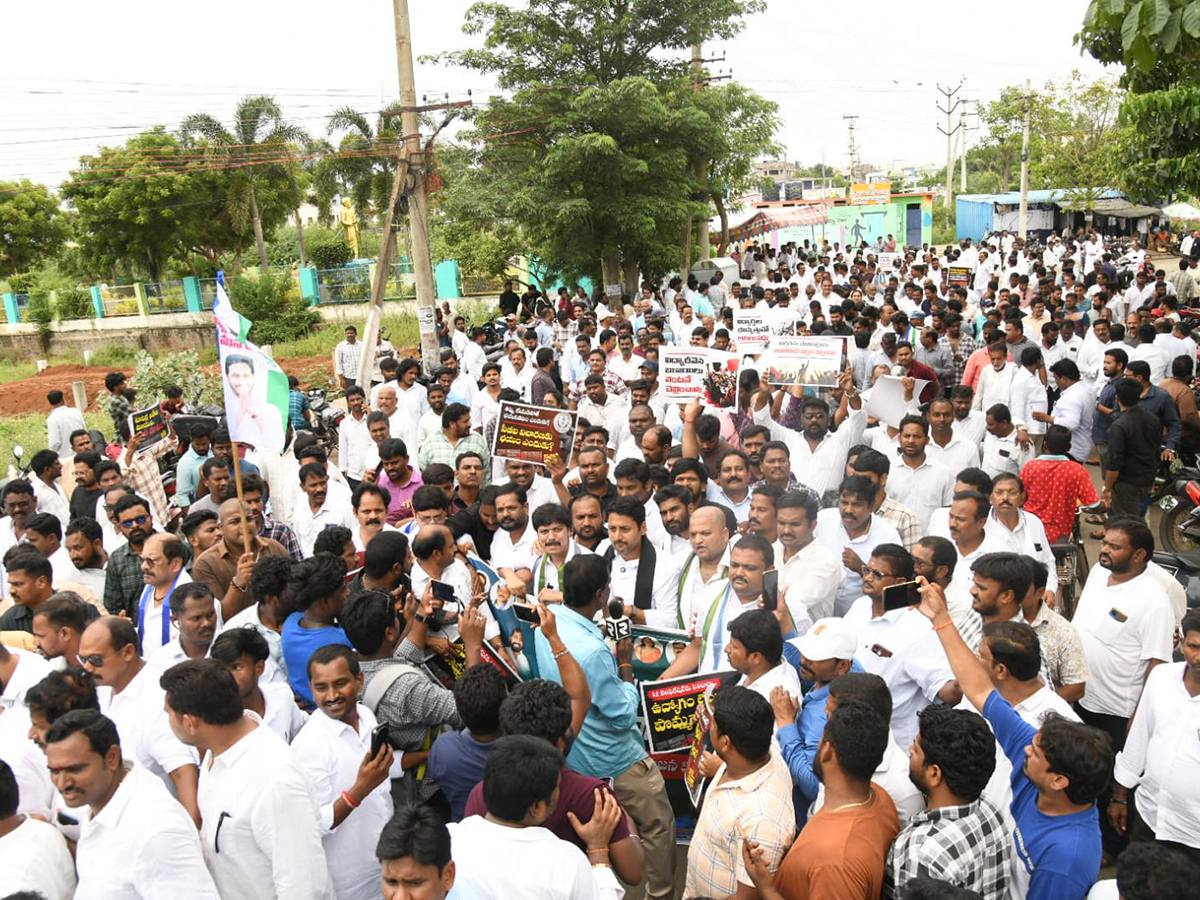 YSRCP_20Protest_20Against_20DSC_20Scam_20HD_20Photos__20_288_29.jpg 8