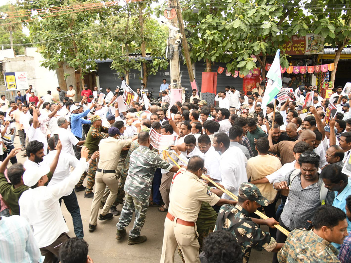 YSRCP_20Protest_20Against_20DSC_20Scam_20HD_20Photos__20_289_29.jpg 9