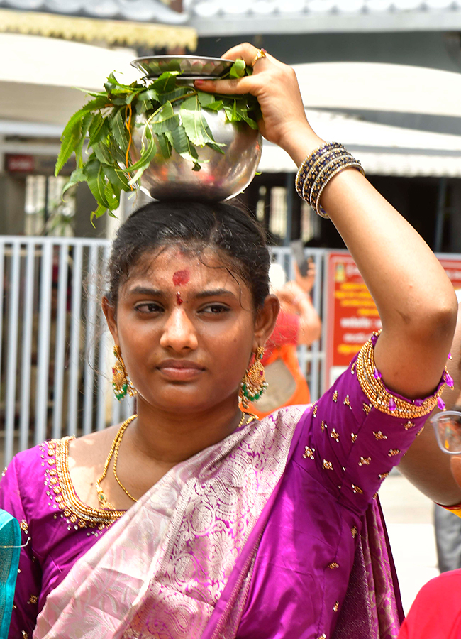 Shakambari_20Utsavam_20at_20the_20Kanaka_20Durga_20Temple_20atop_20Indrakeeladri_20in_20Vijayawada__20_2810_29.jpg 10