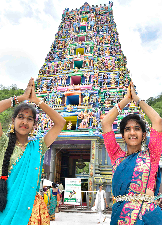 Shakambari_20Utsavam_20at_20the_20Kanaka_20Durga_20Temple_20atop_20Indrakeeladri_20in_20Vijayawada__20_2811_29.jpg 11