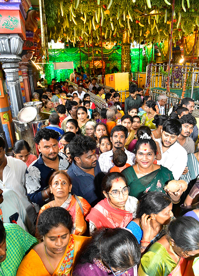 Shakambari_20Utsavam_20at_20the_20Kanaka_20Durga_20Temple_20atop_20Indrakeeladri_20in_20Vijayawada__20_2817_29.jpg 17