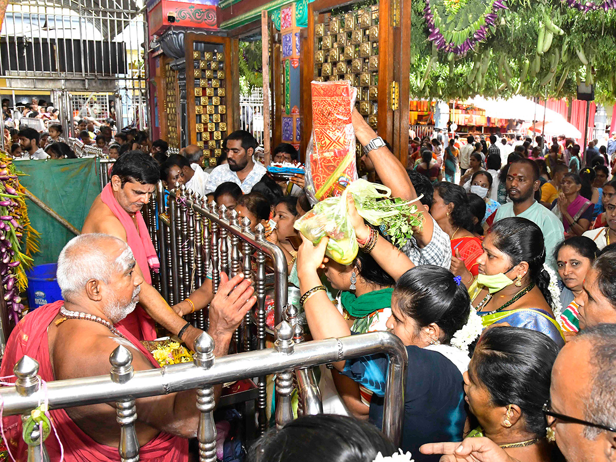 Shakambari_20Utsavam_20at_20the_20Kanaka_20Durga_20Temple_20atop_20Indrakeeladri_20in_20Vijayawada__20_2818_29.jpg 18