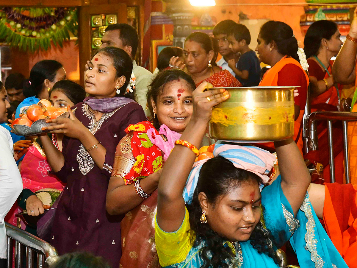 Shakambari_20Utsavam_20at_20the_20Kanaka_20Durga_20Temple_20atop_20Indrakeeladri_20in_20Vijayawada__20_2821_29.jpg 21