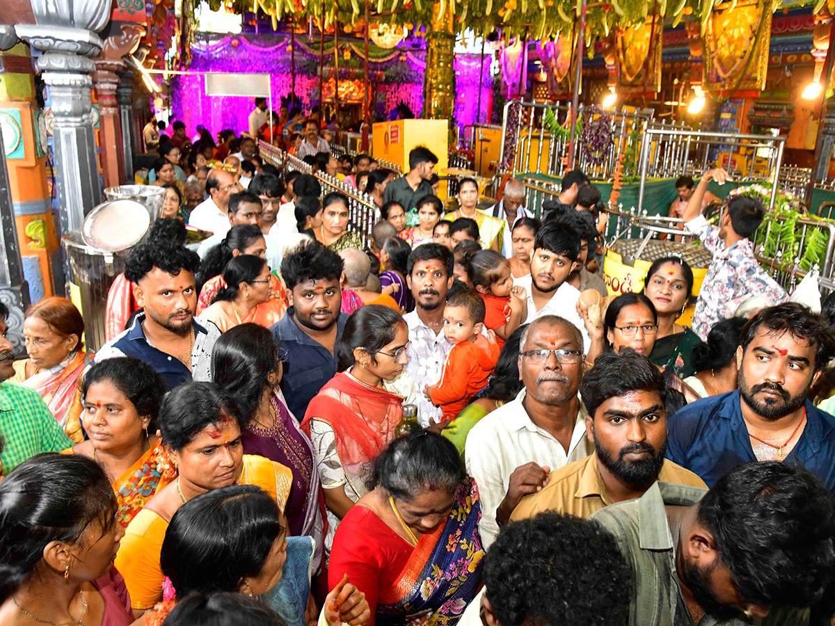 Shakambari_20Utsavam_20at_20the_20Kanaka_20Durga_20Temple_20atop_20Indrakeeladri_20in_20Vijayawada__20_2822_29.jpg 22