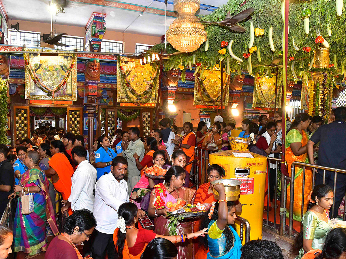 Shakambari_20Utsavam_20at_20the_20Kanaka_20Durga_20Temple_20atop_20Indrakeeladri_20in_20Vijayawada__20_2823_29.jpg 23