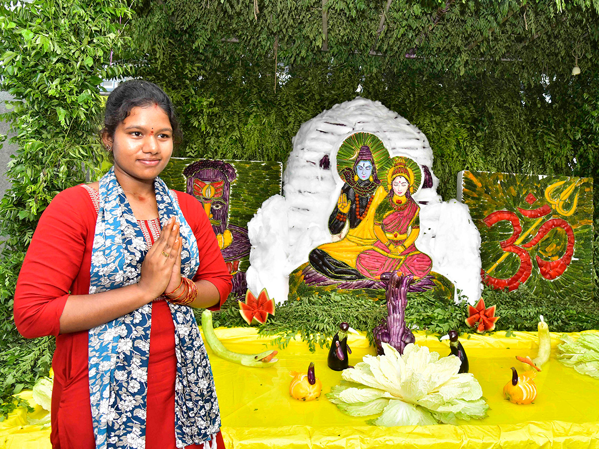 Shakambari_20Utsavam_20at_20the_20Kanaka_20Durga_20Temple_20atop_20Indrakeeladri_20in_20Vijayawada__20_2825_29.jpg 25
