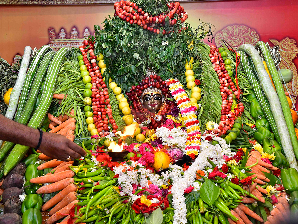 Shakambari_20Utsavam_20at_20the_20Kanaka_20Durga_20Temple_20atop_20Indrakeeladri_20in_20Vijayawada__20_282_29.jpg 2