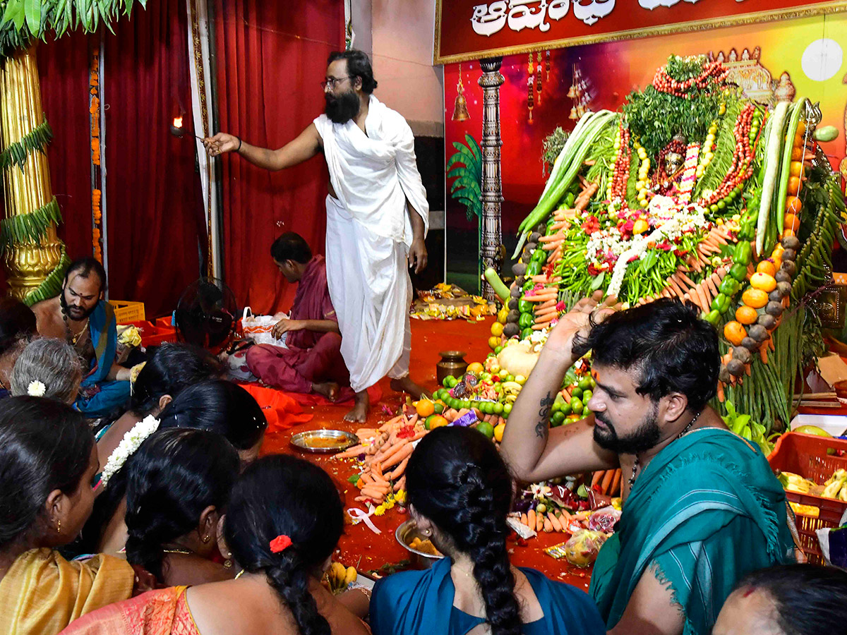 Shakambari_20Utsavam_20at_20the_20Kanaka_20Durga_20Temple_20atop_20Indrakeeladri_20in_20Vijayawada__20_285_29.jpg 5