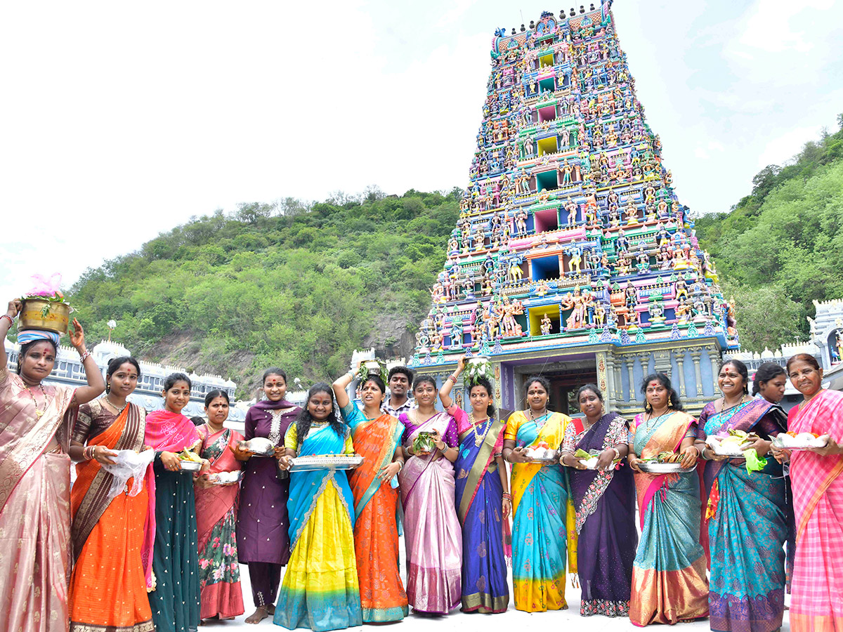 Shakambari_20Utsavam_20at_20the_20Kanaka_20Durga_20Temple_20atop_20Indrakeeladri_20in_20Vijayawada__20_286_29.jpg 6