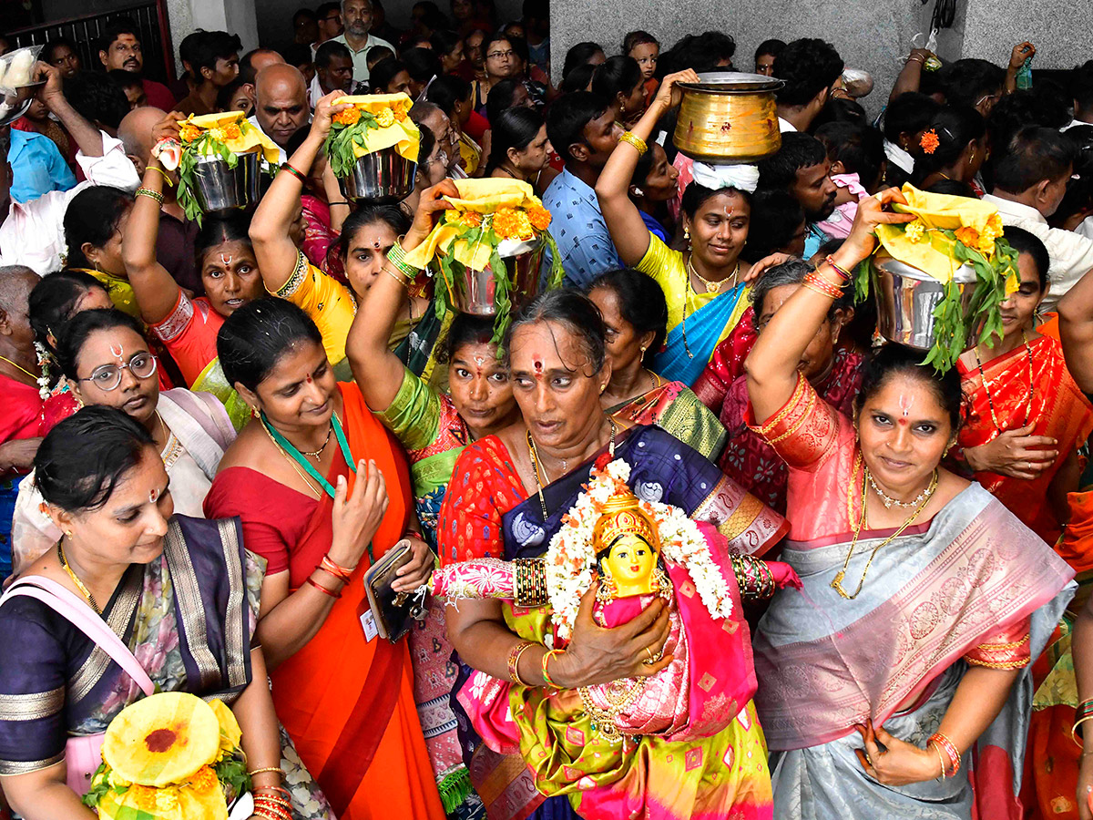 Shakambari_20Utsavam_20at_20the_20Kanaka_20Durga_20Temple_20atop_20Indrakeeladri_20in_20Vijayawada__20_287_29.jpg 7