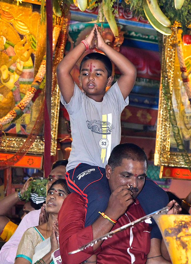 Shakambari_20Utsavam_20at_20the_20Kanaka_20Durga_20Temple_20atop_20Indrakeeladri_20in_20Vijayawada__20_288_29.jpg 8