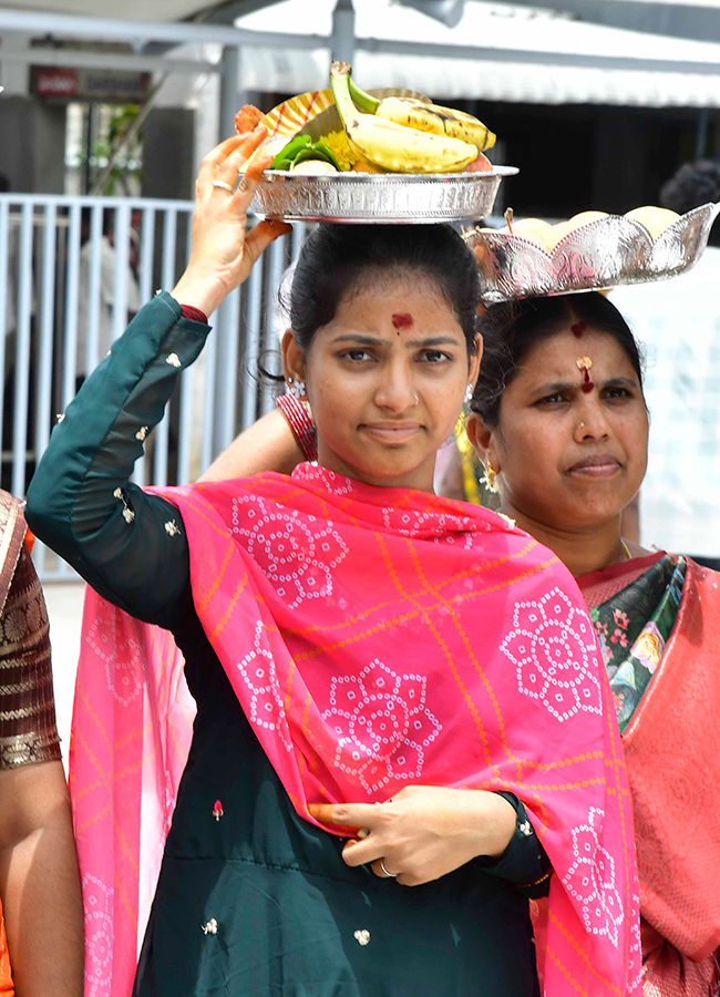 Shakambari_20Utsavam_20at_20the_20Kanaka_20Durga_20Temple_20atop_20Indrakeeladri_20in_20Vijayawada__20_289_29.jpg 9