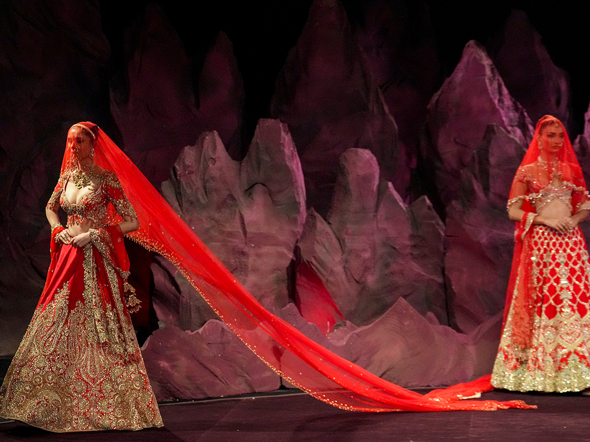 The_2019th_20edition_20Hyundai_20India_20Couture_20Week_202026__20_2813_29.jpg 13