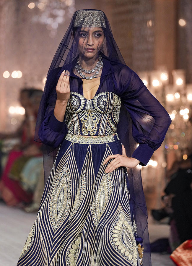 The_2019th_20edition_20Hyundai_20India_20Couture_20Week_202026__20_2818_29.jpg 18