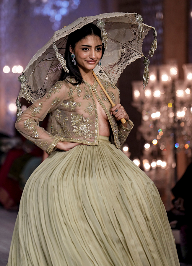 The_2019th_20edition_20Hyundai_20India_20Couture_20Week_202026__20_2826_29.jpg 26