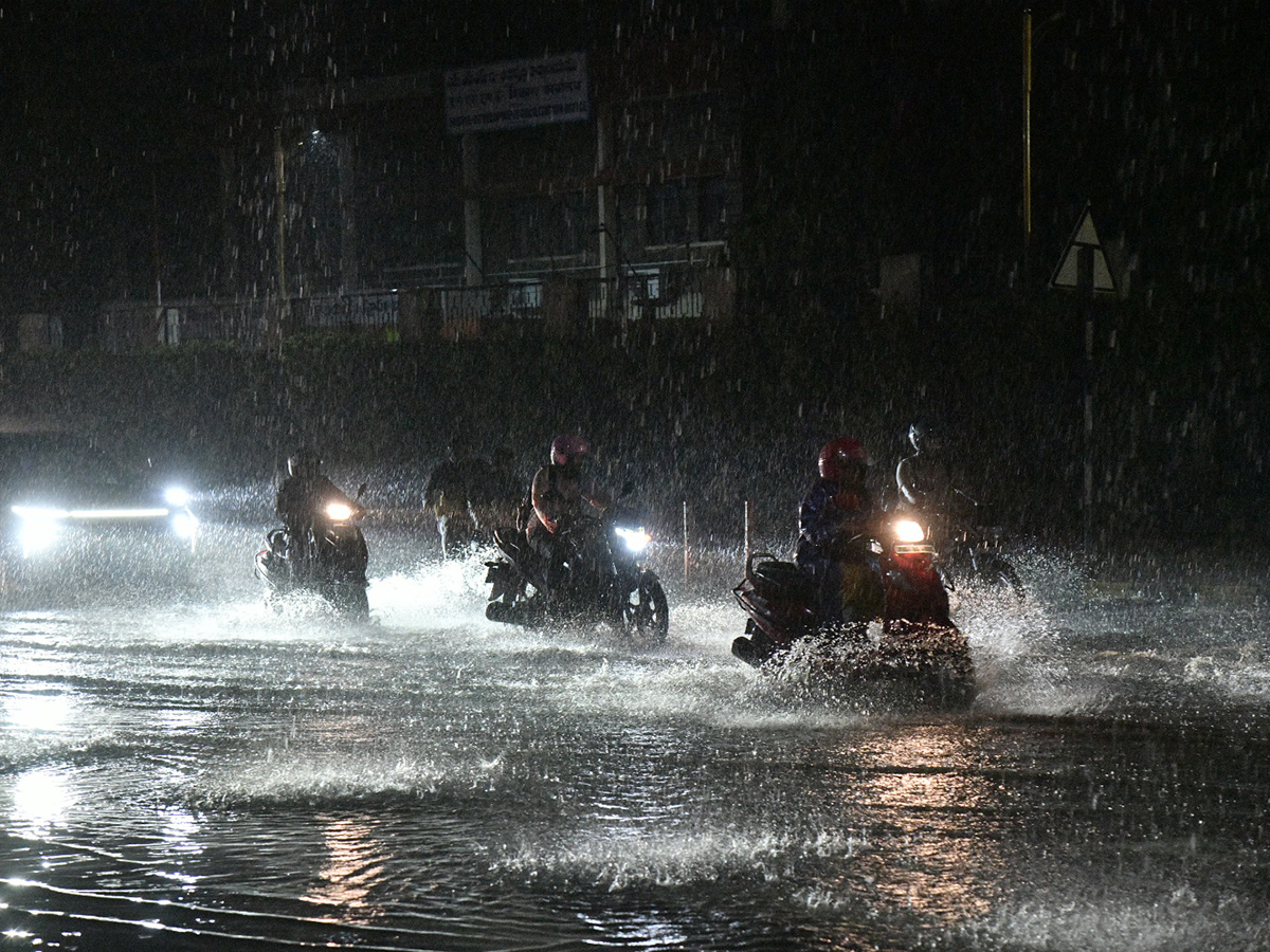 heavy_20rains_20in_20hyderabad_20latest_20news__20_2812_29.jpg 12