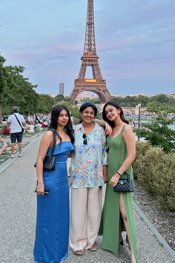 Action_20King_20Arjun_20daughters_20Aishwarya_20And_20Anjana_20on_20Paris_20Vacation_20Photos_20_281_29.jpg 2
