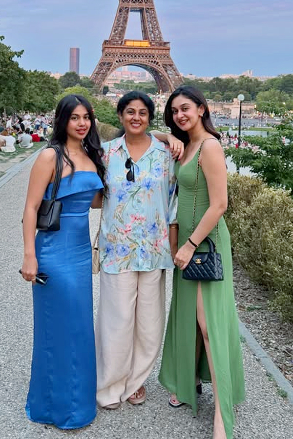 Action_20King_20Arjun_20daughters_20Aishwarya_20And_20Anjana_20on_20Paris_20Vacation_20Photos_20_283_29.jpg 4