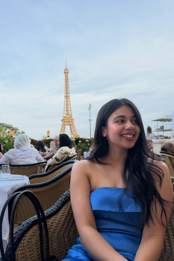 Action_20King_20Arjun_20daughters_20Aishwarya_20And_20Anjana_20on_20Paris_20Vacation_20Photos_20_284_29.jpg 5