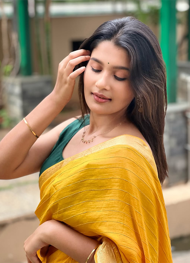 Actress_20Yuvina_20Parthavi_20In_20Aadarsha_20Kutumbam_20Movie__20_2811_29.jpg 11