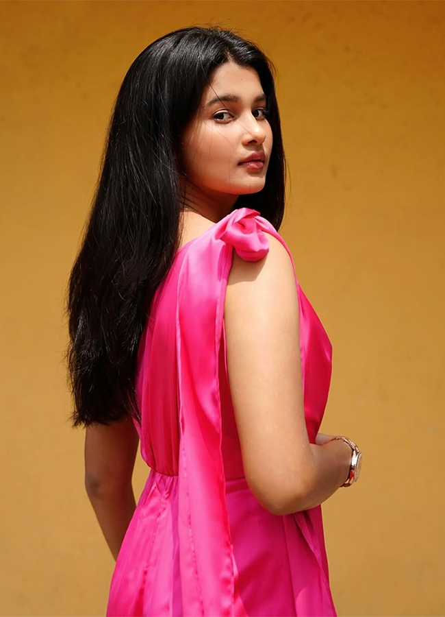 Actress_20Yuvina_20Parthavi_20In_20Aadarsha_20Kutumbam_20Movie__20_2813_29.jpg 13