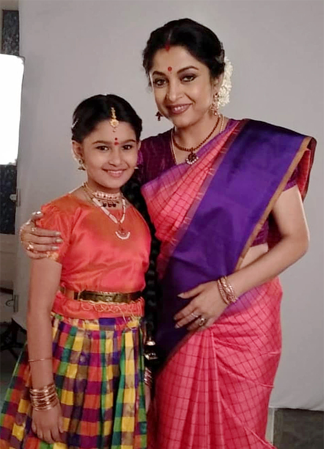 Actress_20Yuvina_20Parthavi_20In_20Aadarsha_20Kutumbam_20Movie__20_2816_29.jpg 16