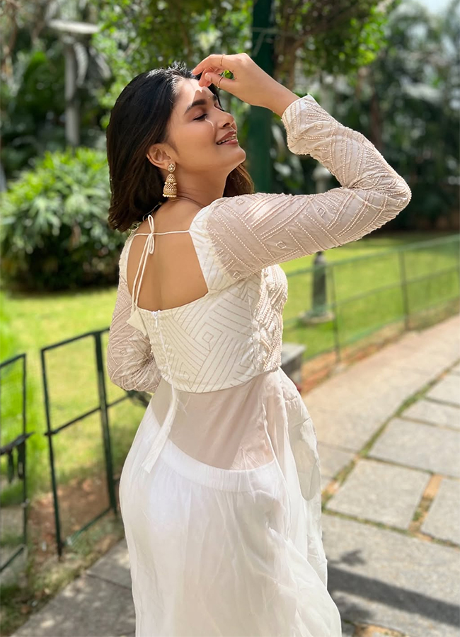 Actress_20Yuvina_20Parthavi_20In_20Aadarsha_20Kutumbam_20Movie__20_283_29.jpg 3