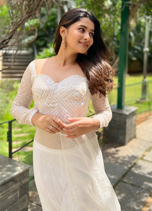 Actress_20Yuvina_20Parthavi_20In_20Aadarsha_20Kutumbam_20Movie__20_284_29.jpg 4