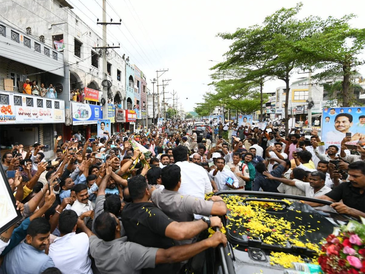 Massive-Public-Support-for-YS-Jagan-Srikakulam-Tour-HD-Photos_-_2810_29.jpg 11