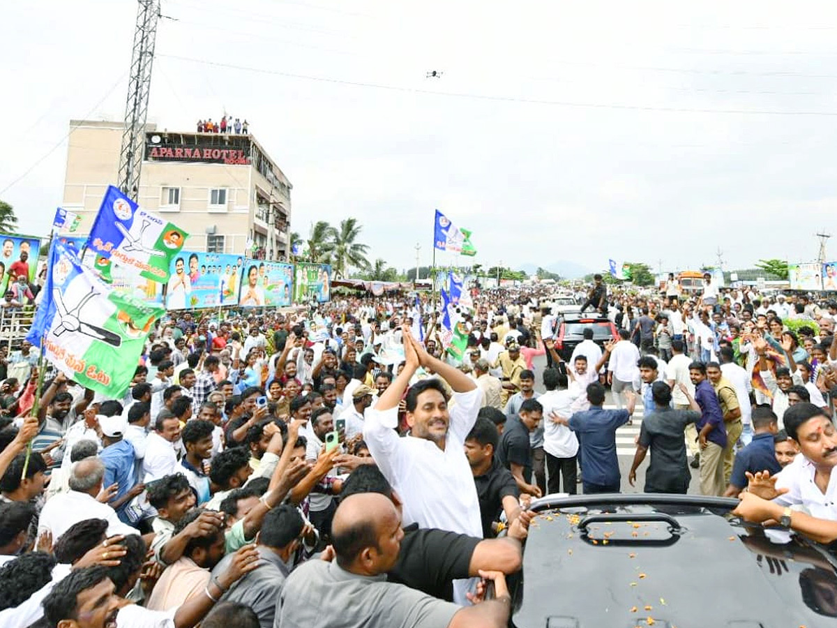 Massive_20Public_20Support_20for_20YS_20Jagan_20Srikakulam_20Tour_20HD_20Photos_1_20_283_29_0.jpg 19