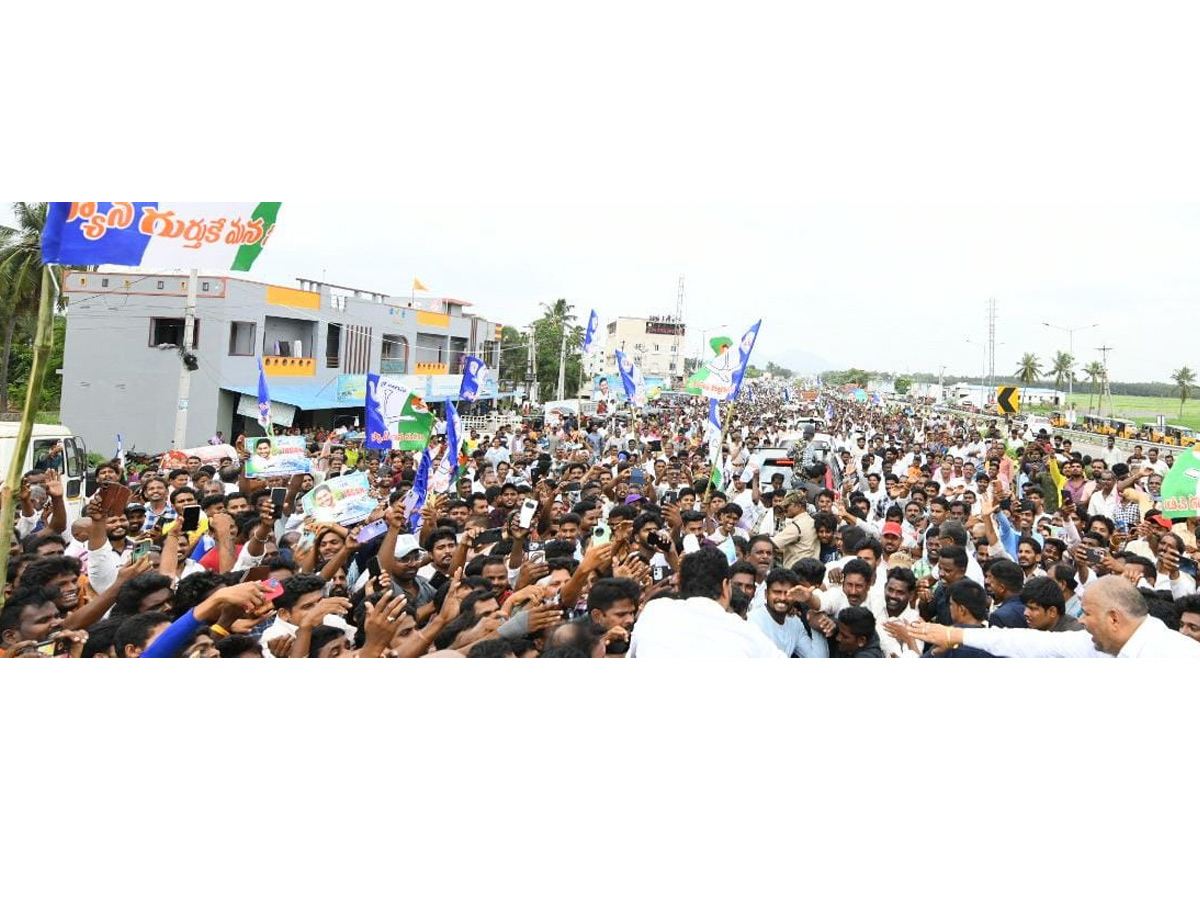 Massive_20Public_20Support_20for_20YS_20Jagan_20Srikakulam_20Tour_20HD_20Photos_1_20_285_29_0.jpg 21