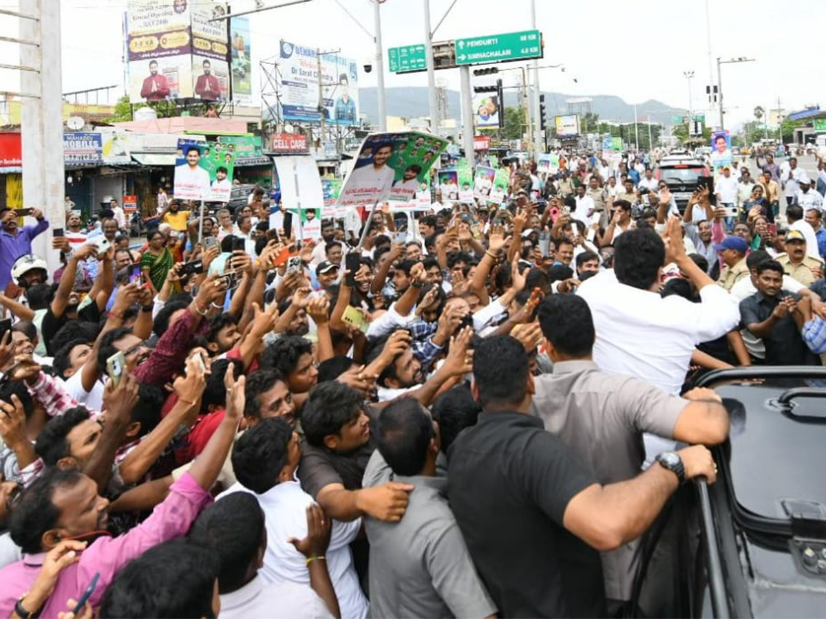 Massive_20Public_20Support_20for_20YS_20Jagan_20Srikakulam_20Tour_20HD_20Photos__20_2811_29_0.jpg 12