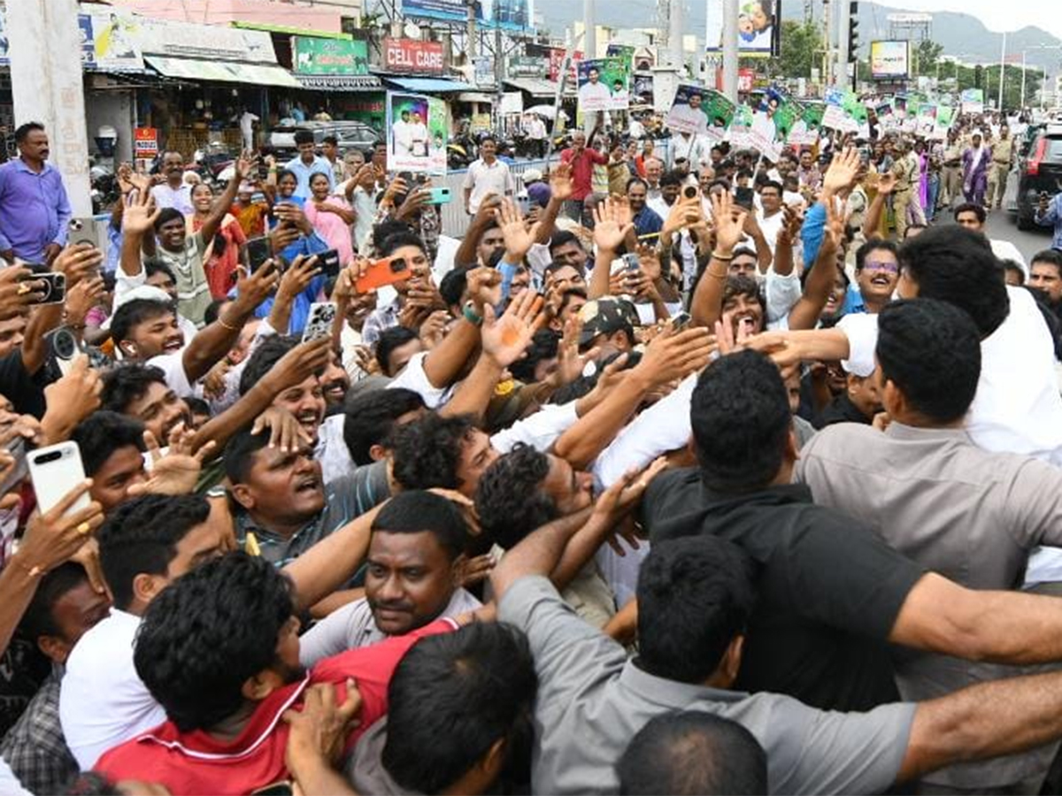 Massive_20Public_20Support_20for_20YS_20Jagan_20Srikakulam_20Tour_20HD_20Photos__20_2812_29_0.jpg 13