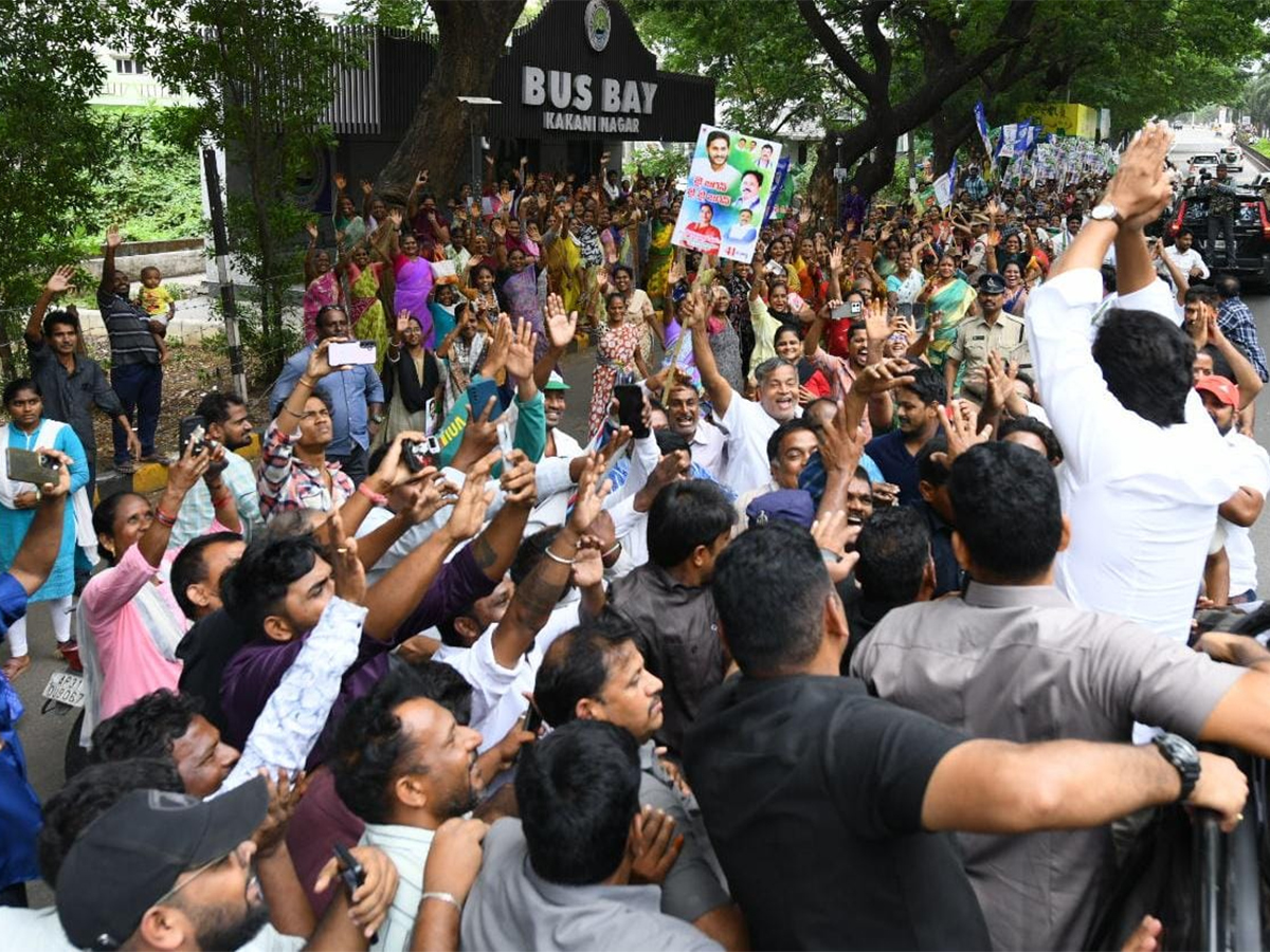 Massive_20Public_20Support_20for_20YS_20Jagan_20Srikakulam_20Tour_20HD_20Photos__20_2813_29_0.jpg 14
