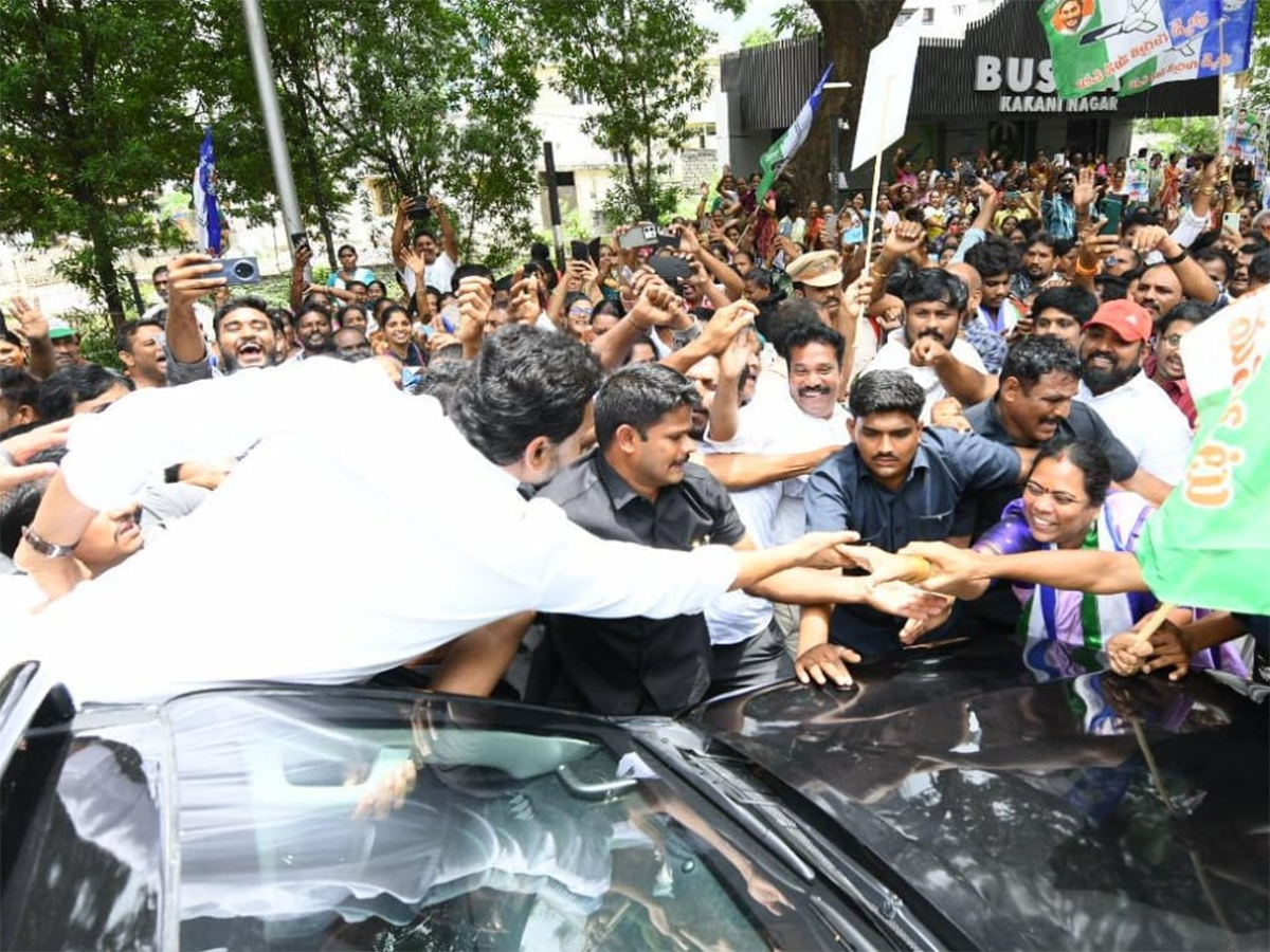 Massive_20Public_20Support_20for_20YS_20Jagan_20Srikakulam_20Tour_20HD_20Photos__20_2815_29_0.jpg 16