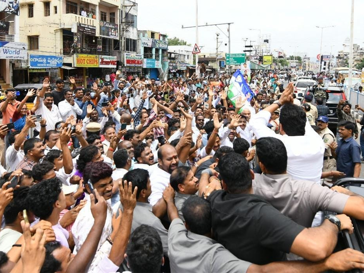 Massive_20Public_20Support_20for_20YS_20Jagan_20Srikakulam_20Tour_20HD_20Photos__20_282_29_0.jpg 3