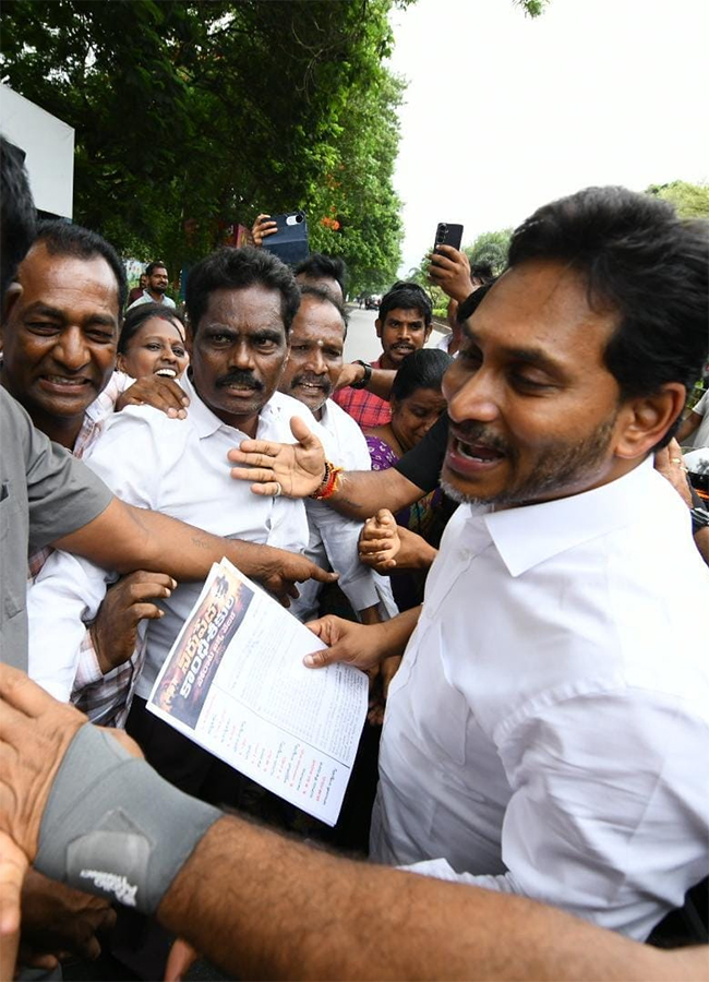 Massive_20Public_20Support_20for_20YS_20Jagan_20Srikakulam_20Tour_20HD_20Photos__20_283_29_0.jpg 4