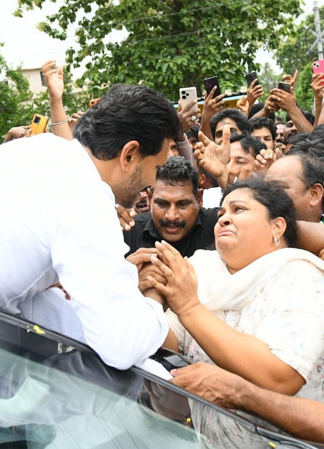 Massive_20Public_20Support_20for_20YS_20Jagan_20Srikakulam_20Tour_20HD_20Photos__20_284_29_0.jpg 5