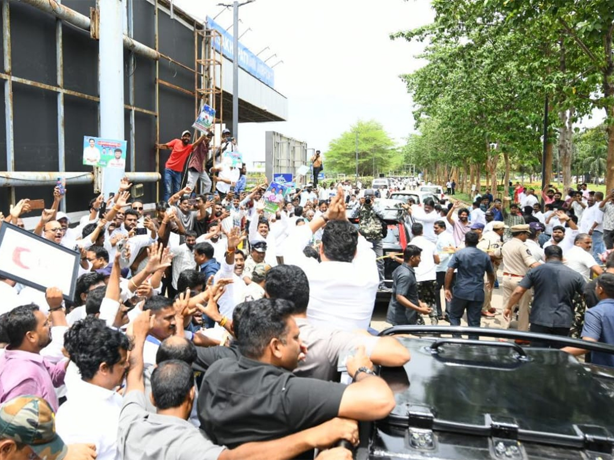 Massive_20Public_20Support_20for_20YS_20Jagan_20Srikakulam_20Tour_20HD_20Photos__20_289_29_0.jpg 10