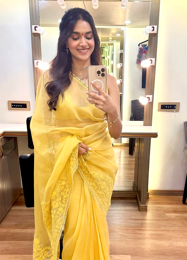 Actress_20Keerthy_20Suresh_20Yellow_20Saree_20Look_20Viral_20Photos__20_2810_29.jpg 10