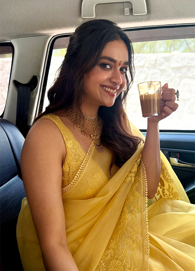 Actress_20Keerthy_20Suresh_20Yellow_20Saree_20Look_20Viral_20Photos__20_2812_29.jpg 12